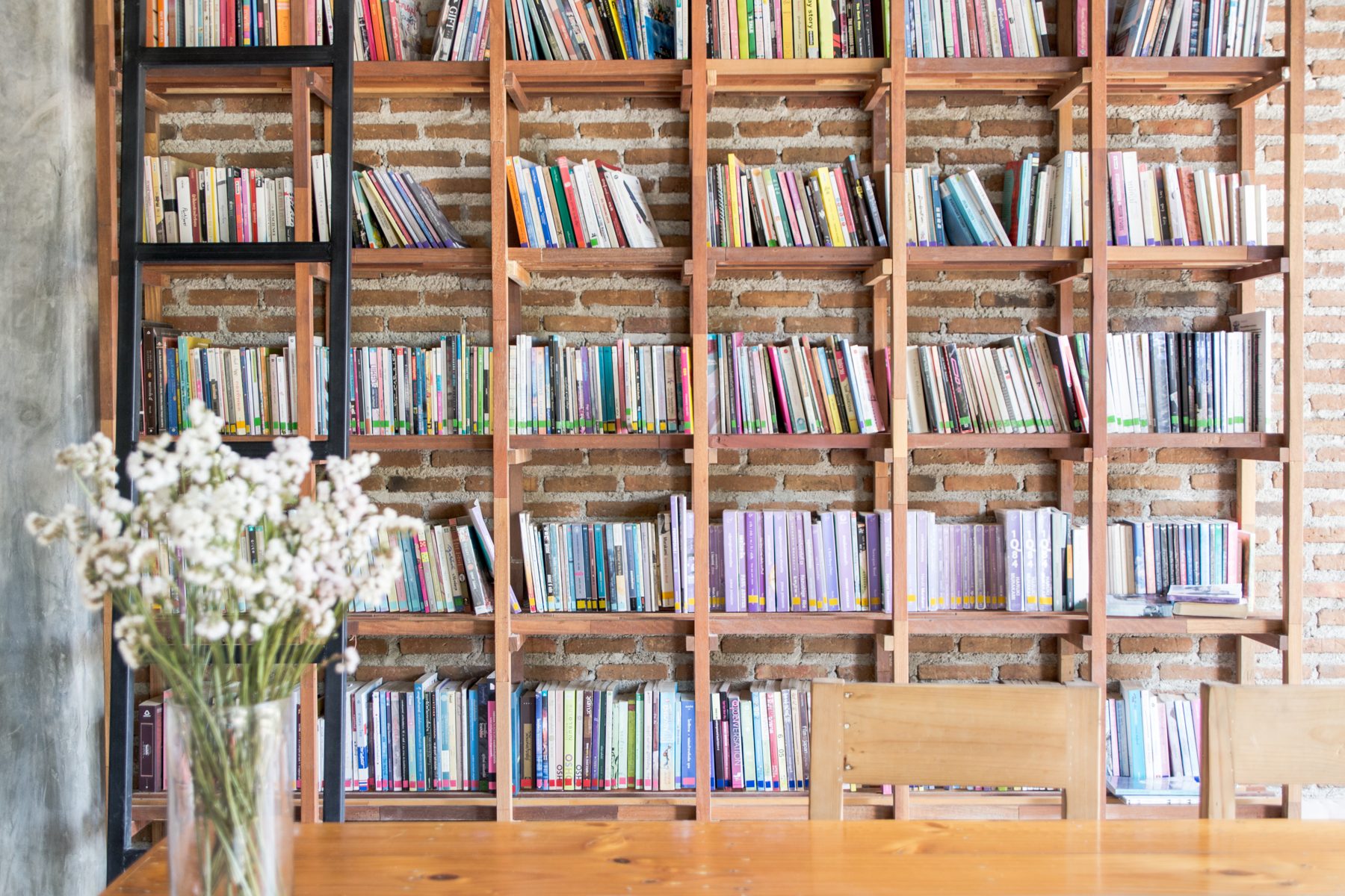 Estantes de uma biblioteca escolar